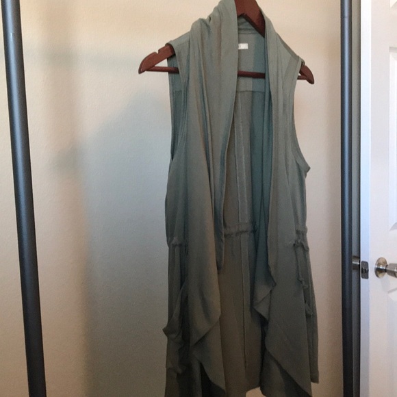 Francesca’s cinched Miami Utility Vest - Picture 3 of 3